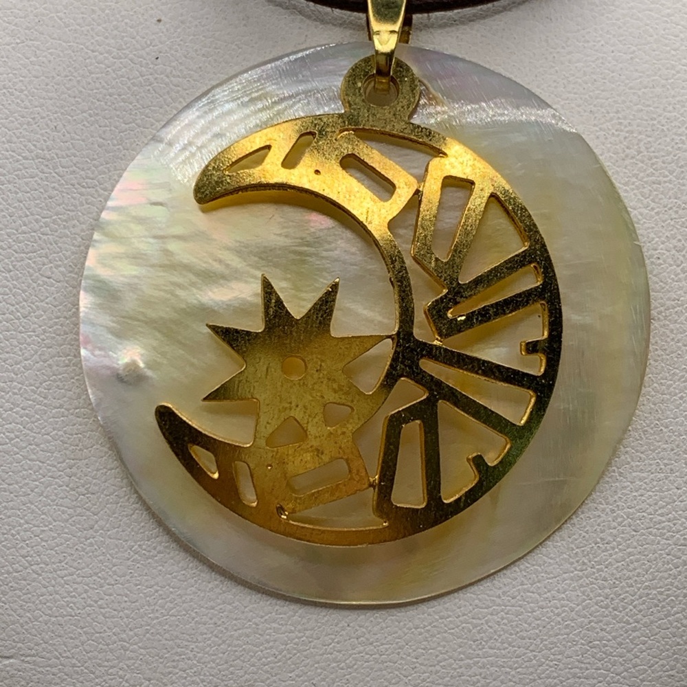 Gold Moon and Star Shell Pendant Necklace NWT - Picture 3 of 8